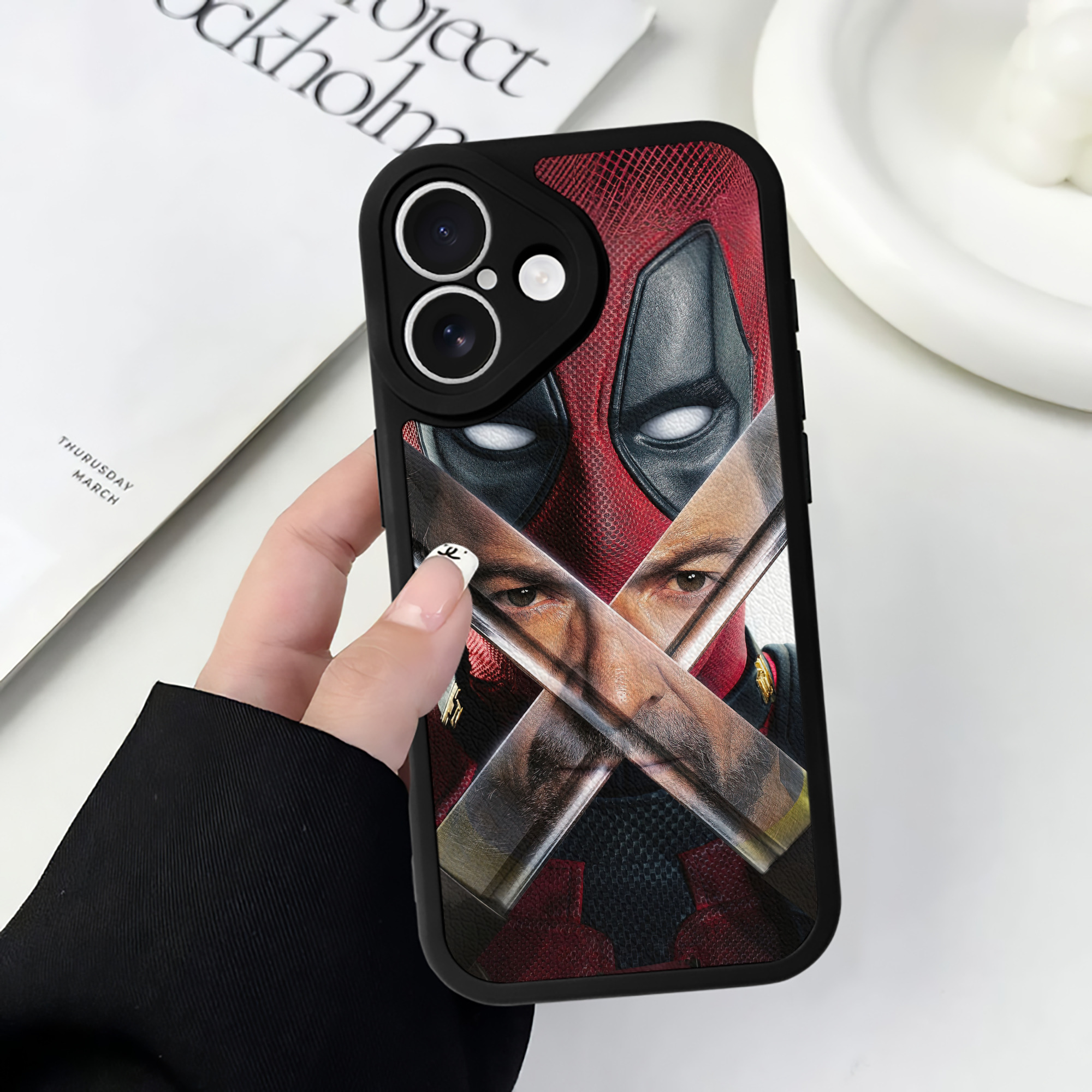 （画像用） Deadpool デッドプール 【iPhone 16シリーズ対応】シリコンスマホケース（レザー調） 材質：シリコン